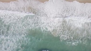 Drone görüntüleri, okyanus ve plajları üst görünümü, dönen kamera hareketi