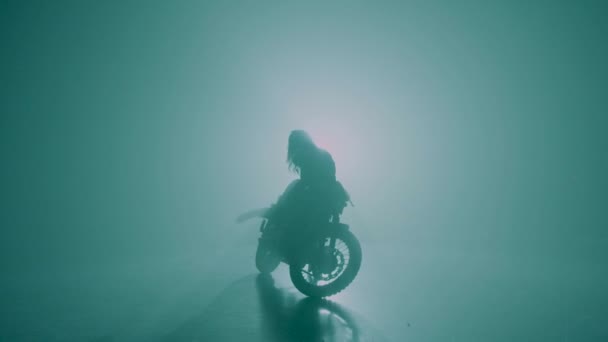 Unerkennbares Mädchen Tanzt Auf Einem Motorrad Ein Spiel Von Licht — Stockvideo