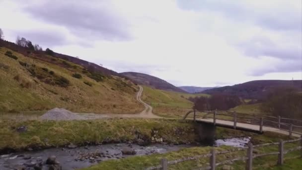 Skottland Berg Drönare Stiger — Stockvideo
