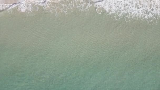ドローン映像 上からの眺め 海からビーチへのパス — ストック動画