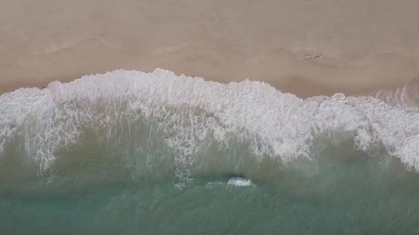 波と砂の上のドローン映像 — ストック動画