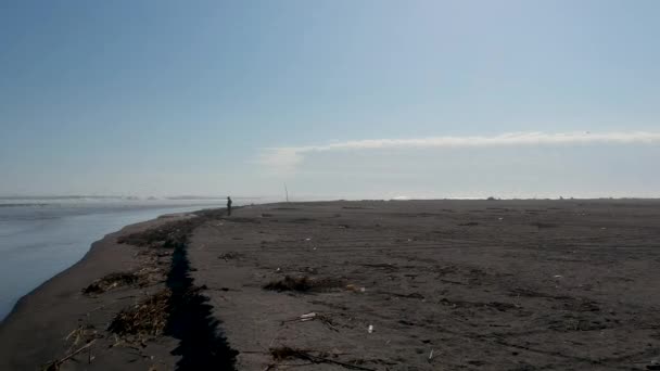 污染海滩与塑料和无法辨认的渔民 — 图库视频影像