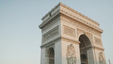 Paris, Fransa - 04.11.2019 : Paris, Fransa'daki zafer kemerinin etrafındaki trafik