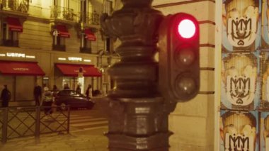 Paris, Fransa - 04.11.2019 : trafik ışıklarında kırmızı ışık, caddenin diğer tarafında turistler