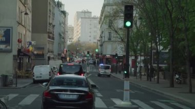 Paris, Fransa - 04.11.2019 : Sinyal üzerine bir polis arabası Paris sokaklarında dolaşıyor