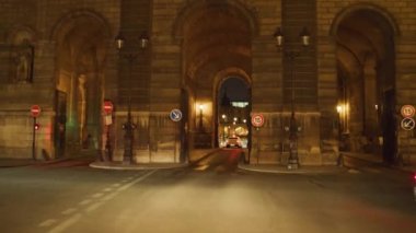 Paris, Fransa - 04.11.2019 : Araç tünelden geçiyor, trafik