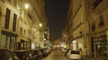 Paris, Fransa - 04.11.2019 : Paris sokaklarında araba sürmek, Fransa