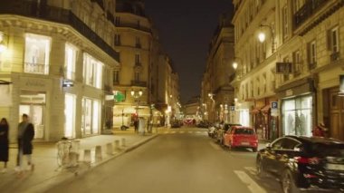 Paris, Fransa - 04.11.2019 : Paris sokaklarında araba sürmek, Fransa