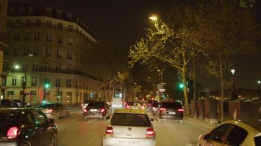 Paris, Fransa - 04.11.2019 : Paris sokaklarında araba sürmek, Fransa