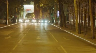 Paris, Fransa - 04.11.2019 : Paris sokaklarında araba sürmek, Fransa