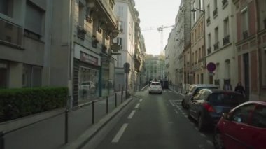 Paris, Fransa - 04.11.2019 : Paris sokaklarında araba sürmek, Fransa