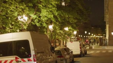 Paris, Fransa - 04.11.2019 : Paris sokaklarında araba sürmek, Fransa