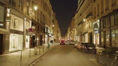 Paris, Fransa - 04.11.2019 : Paris sokaklarında araba sürmek, Fransa