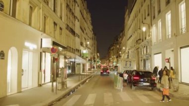 Paris, Fransa - 04.11.2019 : Paris sokaklarında araba sürmek, Fransa