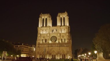 Paris, Fransa - 04.11.2019 : Fransa'da Notre Dame de Paris katedrali