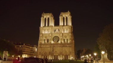 Paris, Fransa - 04.11.2019 : Fransa'da Notre Dame de Paris katedrali