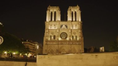 Paris, Fransa - 04.11.2019 : Fransa'da Notre Dame de Paris katedrali