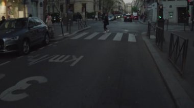 Paris, Fransa - 04.11.2019 : Paris, Fransa sokaklarında insanlar