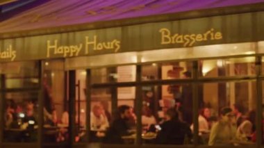 Paris, Fransa - 04.11.2019 : Paris, Fransa sokaklarında insanlar