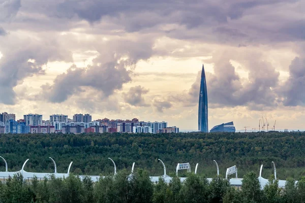 夕方の街並み。劇的な雲とサンクトペテルブルクのラフタセンタータワーの眺め — ストック写真