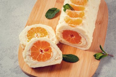 Krem şantili ve mandalinalı tatlı kek rulosu.