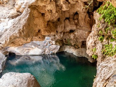 Muscat, Umman yakınlarındaki Wadi bir mağarada Lagün