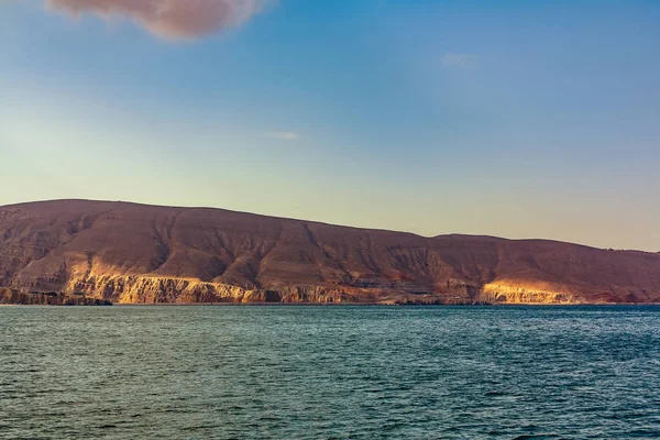 Zee en rotsachtige kusten in de fjorden van de Golf van Oman — Stockfoto