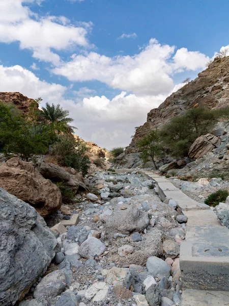 Cama de rio seca chamada wadi na Ásia, nos arredores de Muscat, Omã — Fotografia de Stock