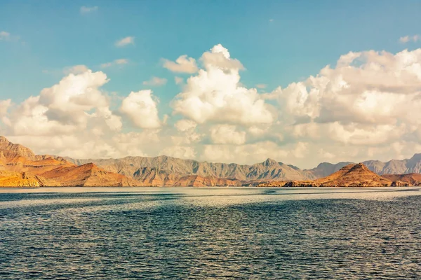 Zee en rotsachtige kusten in de fjorden van de Golf van Oman, panoramisch uitzicht — Stockfoto