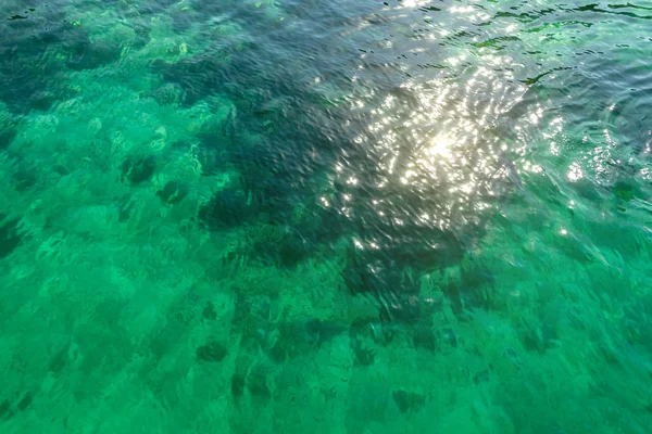 Oppervlakte van helder transparant turkoois zeewater met kleine golven — Stockfoto