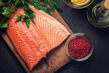 Daha fazla hazırlık için malzemeler ile ahşap bir kesme tahtası üzerinde somon fileto Parçası, üst görünüm - fotoğraf, görüntü