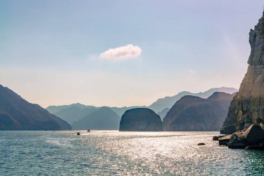 Umman Körfezi fiyortlarında deniz ve kayalık kıyılar