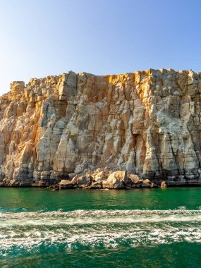 Umman Körfezi fiyortlarında deniz ve kayalık kıyılar