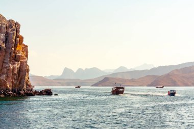 Umman Körfezi fiyortlarında deniz, zevk tekneleri, kayalık kıyılar