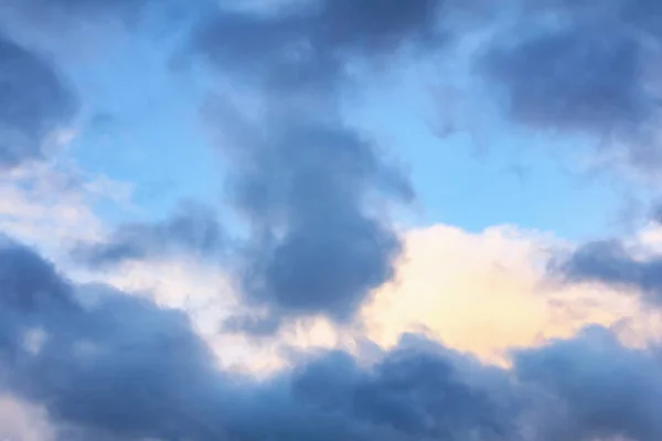 Vackra Cumulus moln i den blå himlen på en sommardag — Stockfoto