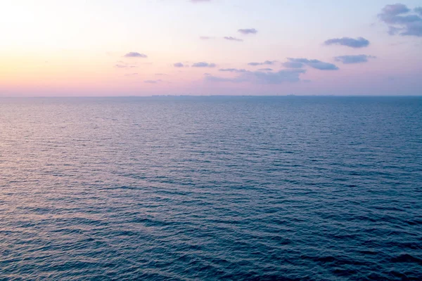 Färgglad soluppgång på havet. Utsikt över havet soluppgången från kryssningsfartyget — Stockfoto