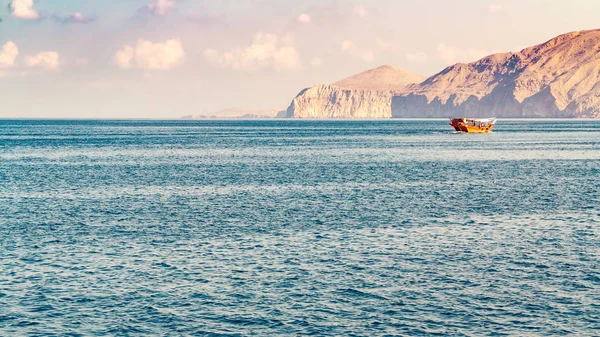 Zee, pleziervaartuigen, rotsachtige kusten in de fjorden van de Golf van Oman — Stockfoto