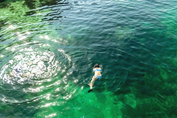 Fille plonge avec un masque tout en nageant dans l'eau de mer turquoise du golfe d'Oman — Photo