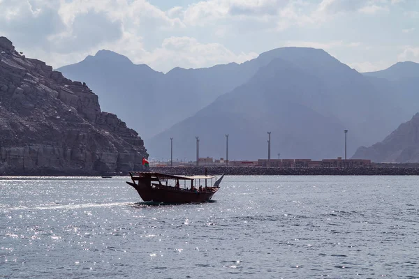 Zee, pleziervaartuigen, rotsachtige kusten in de fjorden van de Golf van Oman — Stockfoto