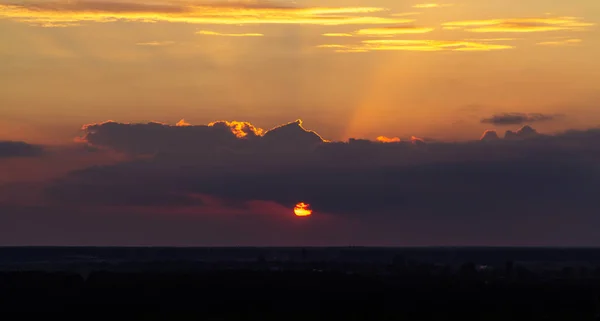 Panoramic view of the horizon and colorful sunset on the outskirts of the city — Stock Photo, Image