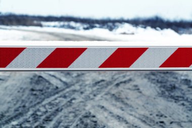 Kirli kış yolu, girişi kapatan bir bariyer tarafından engellendi