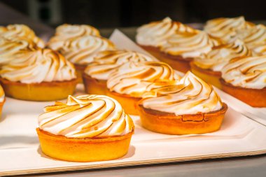 Bir kafede satışa sunulan beze li kek sepetleri