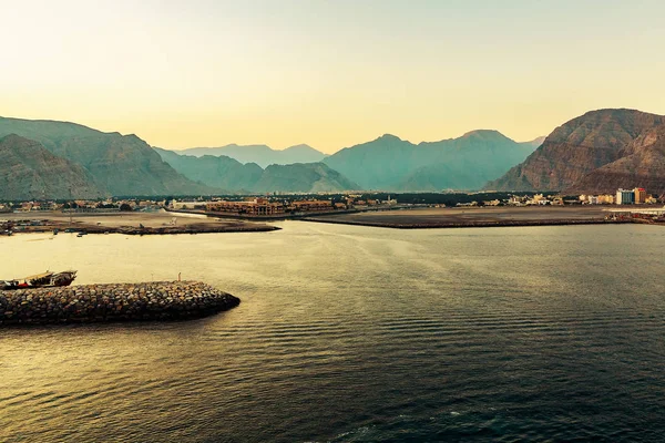Zeekust van de Golf van Oman, een kleine nederzetting of een stad weg aan de kust — Stockfoto