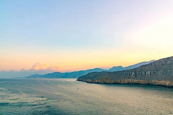 Zee en rotsachtige kusten in de fjorden van de Golf van Oman — Stockfoto