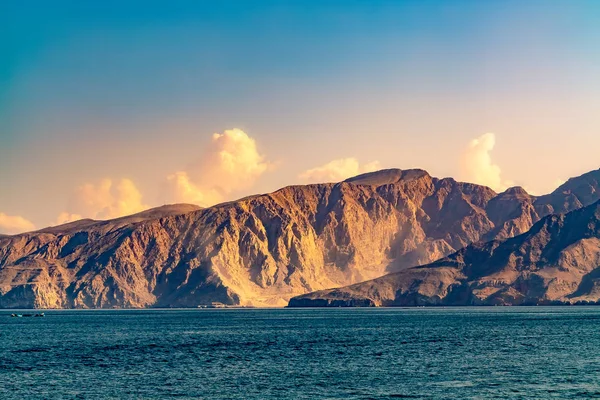 Zee en rotsachtige kusten in de fjorden van de Golf van Oman — Stockfoto