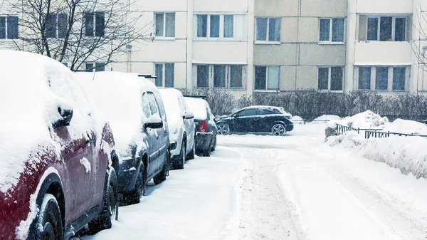 Nevicate in città, auto travolte dalla neve — Foto Stock