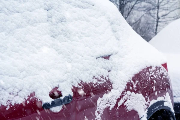 Nevicata in città, parte dell'auto coperta di neve — Foto Stock