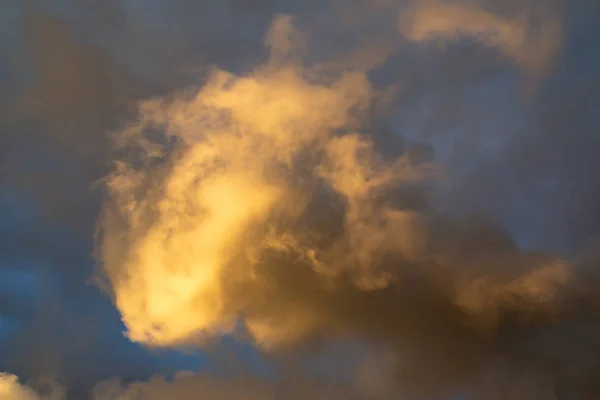 Nuvens cúmulos bonitas de forma incomum no céu azul em um dia de verão — Fotografia de Stock