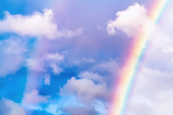 Regenbogen nach Regen in einem bewölkten Himmel zwischen Wolken — Stockfoto
