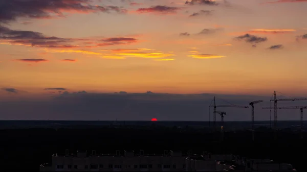 Panoramiczny widok na horyzoncie i kolorowy zachód słońca na obrzeżach miasta — Zdjęcie stockowe